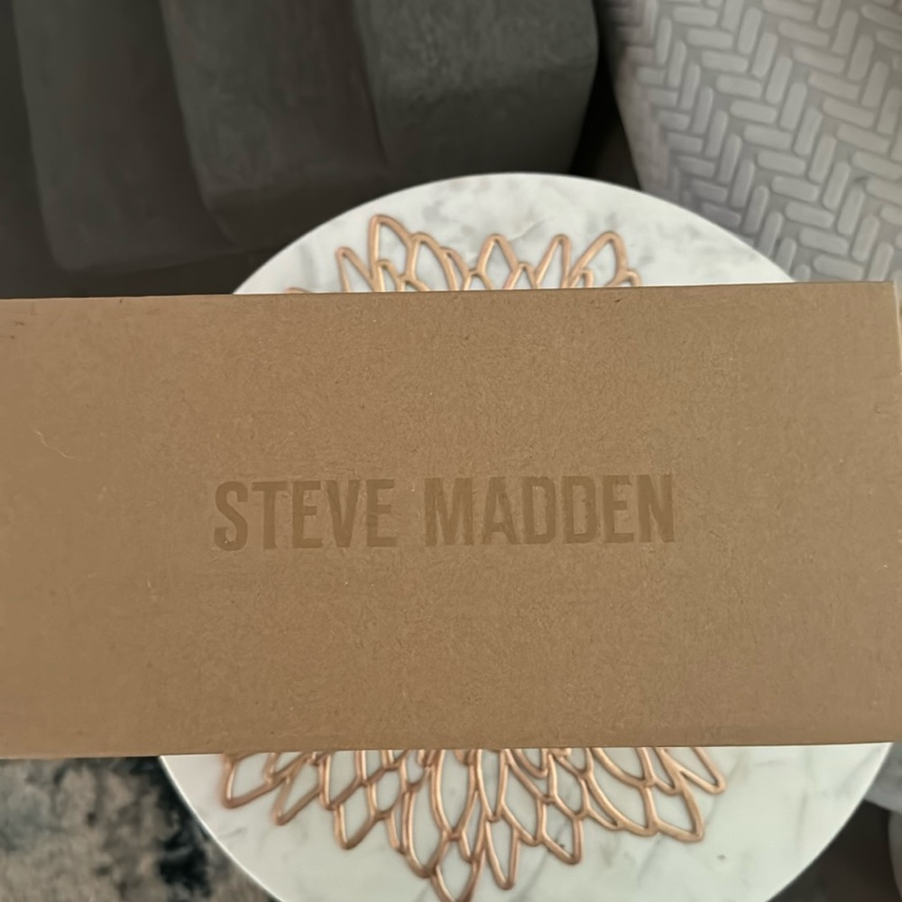 Brand New! Never worn! Steve Madden Size 8